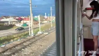 Публичный секс в туалете поезда , пока другие люди ждут в очереди