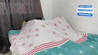 ¡No hagas ruido puedrian escucharnos! por favor folla mi pequeño y apretado coño-sexo bajo sabanas