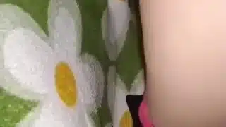 عذراء صغيرة تعطيني مؤخرتها الصغيرة وأنا أضاجعها بشدة لدرجة أنها تبدأ في التأوه والصراخ😈