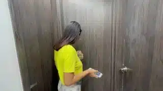 mi vecino me arregla la puerta a cambio de darme una gran follada con su enorme pene duro y rico